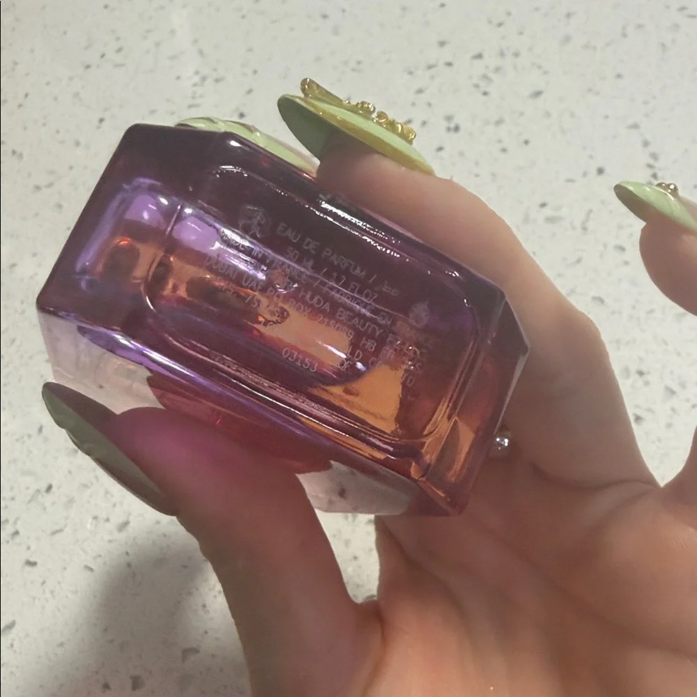 Kay Ali Fleur Majesty Perfume - Pink and Gold - Picture 4 of 4